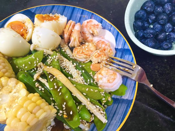 油醋汁拌什么菜好吃（减脂餐虾仁鸡蛋水煮蔬菜沙拉）