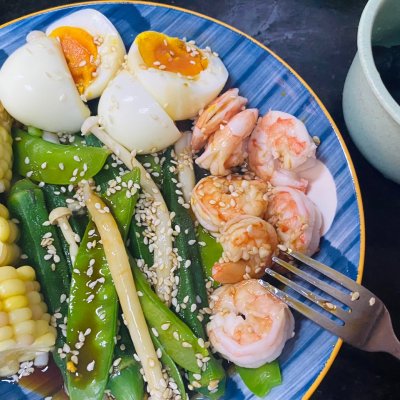 油醋汁拌什么菜好吃（减脂餐虾仁鸡蛋水煮蔬菜沙拉）