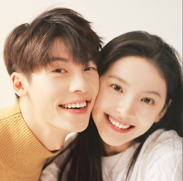 这边国民老公许光汉和氧气美女章若楠上演从校服到婚纱,"新娘结婚新郎