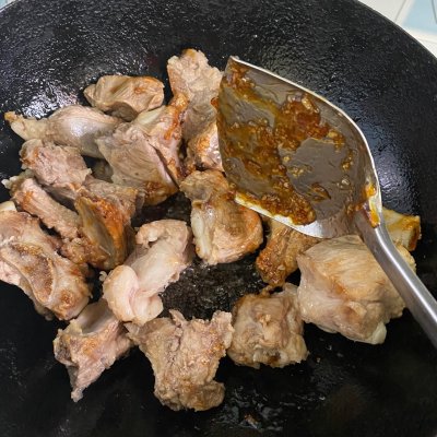 红烧排骨怎样做（排骨买回来这样做比外面的还好吃）