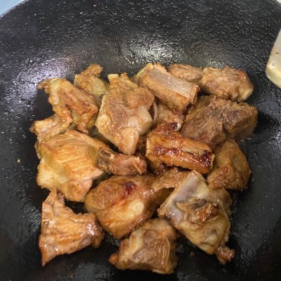 红烧排骨怎样做（排骨买回来这样做比外面的还好吃）