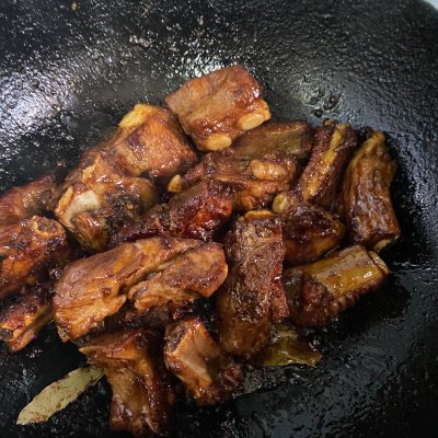 红烧排骨怎样做（排骨买回来这样做比外面的还好吃）