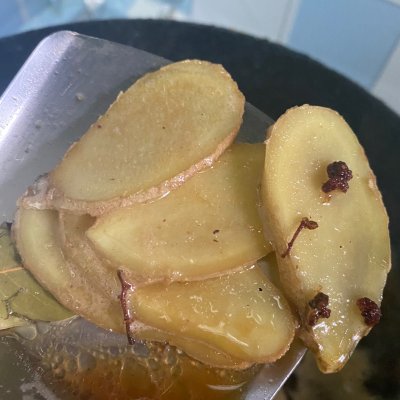 红烧排骨怎样做（排骨买回来这样做比外面的还好吃）