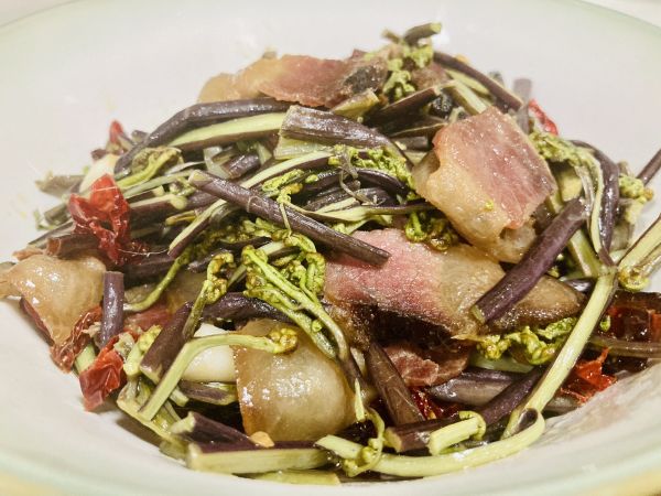 腊肉炒蕨菜(教你做一吃就上瘾的蕨菜炒腊肉)