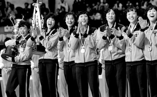 中国女排最近一次夺冠是哪一年（百年瞬间123丨中国女排首次夺冠）
