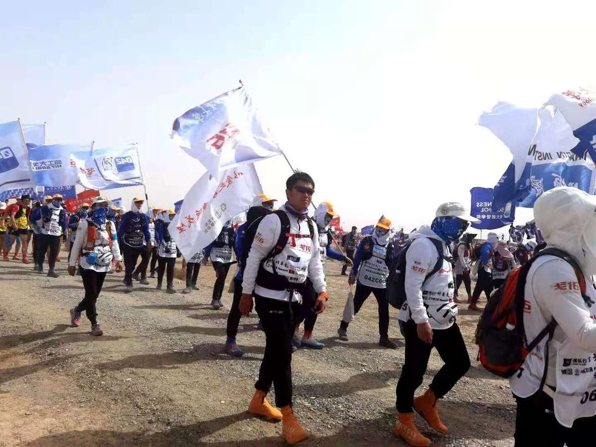 瓜州戈壁挑战赛("戈十六"燃情开赛,近5000名"勇士"踏玄奘足迹征战戈壁