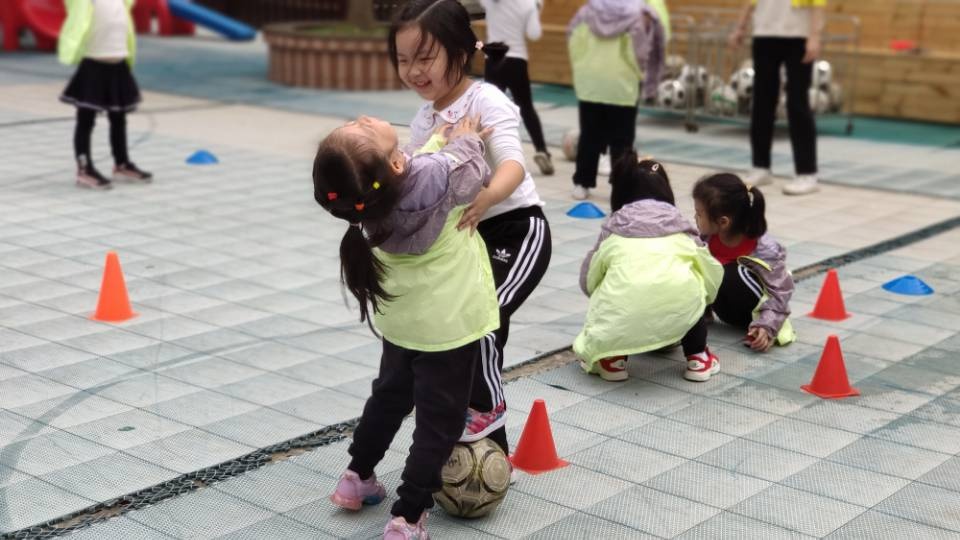 与足球相关的趣味项目(这所幼儿园有创意，老师们设计了70多种足球小游戏)