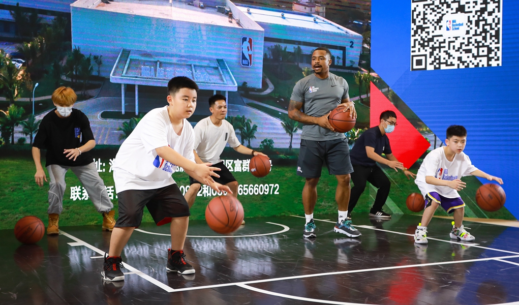 nba球场为什么有武汉加油(NBA亮相首届中国国际消费品博览会，为球迷带来别具特色的展示内容)