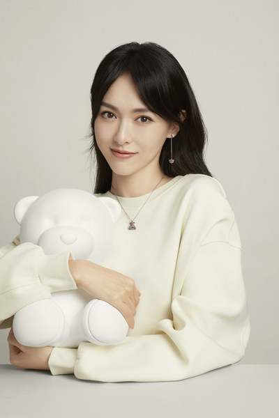 #嫣然一抱# 施华洛世奇携手全新品牌代言人唐嫣传递爱的甜蜜