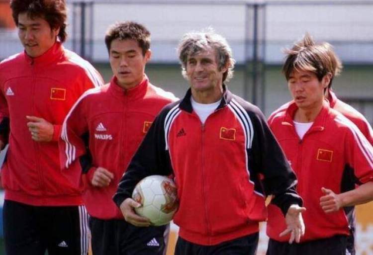 2002年世界杯中國隊首發（國足02世界杯回憶殺：6人執教國字號，黑子已逝，范大將軍成網紅）