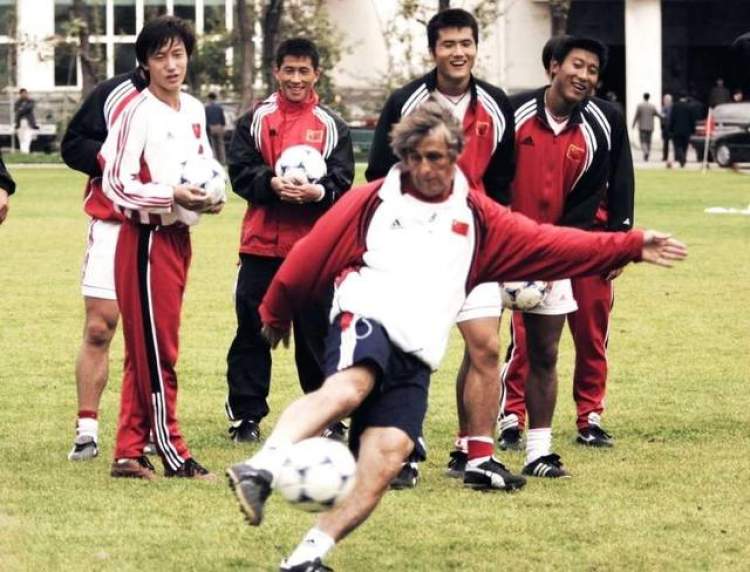 2002年世界杯中國隊首發（國足02世界杯回憶殺：6人執教國字號，黑子已逝，范大將軍成網紅）