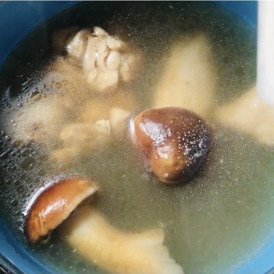 干松茸菇煲鸡汤的做法「干松茸菇煲鸡汤的做法」