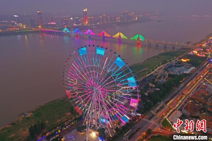 初夏时节江西南昌赣江夜景迷人