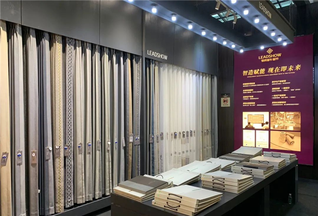 中國十大墻布品牌領繡墻布組合拳精準發(fā)力，墻布+窗簾勢不可擋
