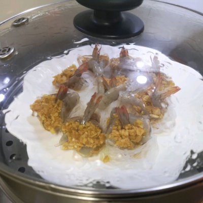 蒜蓉蒸虾的做法（懒人最爱的蒜蓉粉丝蒸虾教程）