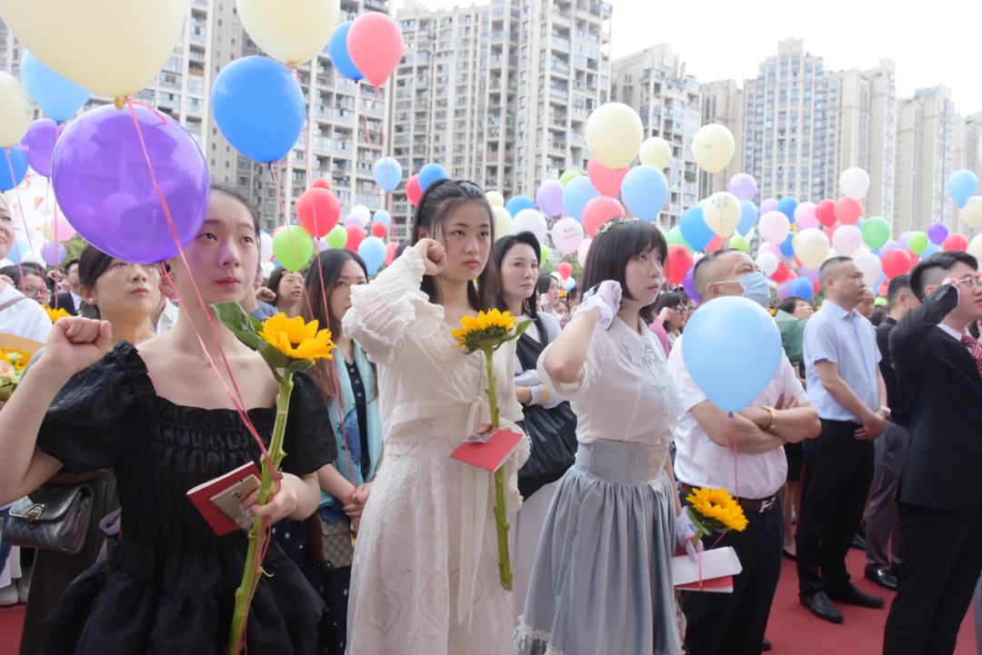 放飞写满梦想的气球……高考前成都一学校为高三学子举办成人礼