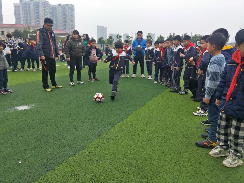 校园足球绘画一等奖 小学(龙洲小学第四届“龙腾杯”校园足球联赛暨足球绘画比赛)