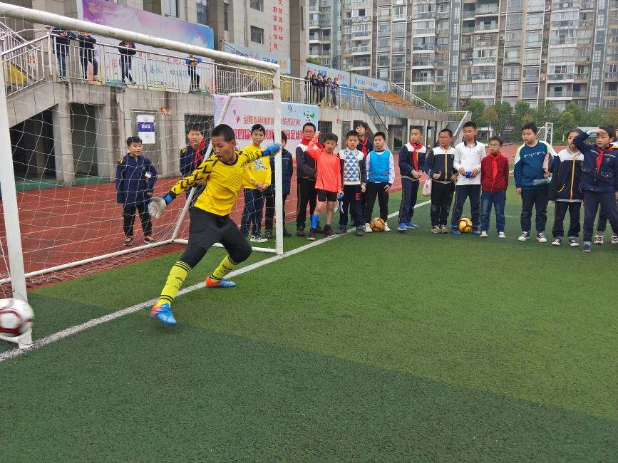 校园足球绘画一等奖 小学(龙洲小学第四届“龙腾杯”校园足球联赛暨足球绘画比赛)