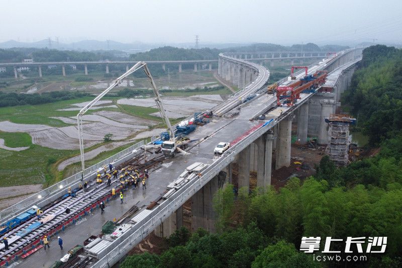 常益长铁路首组无砟道岔完成浇筑