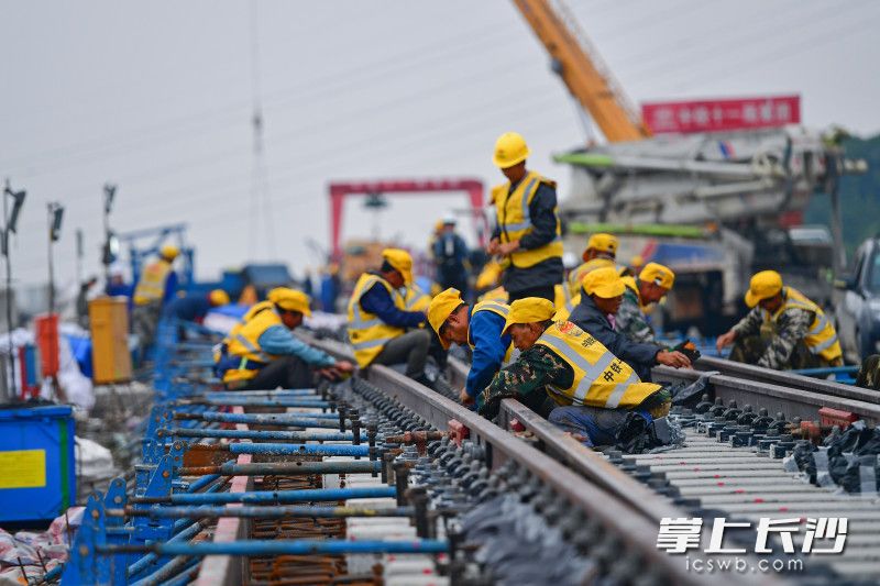 常益长铁路首组无砟道岔完成浇筑