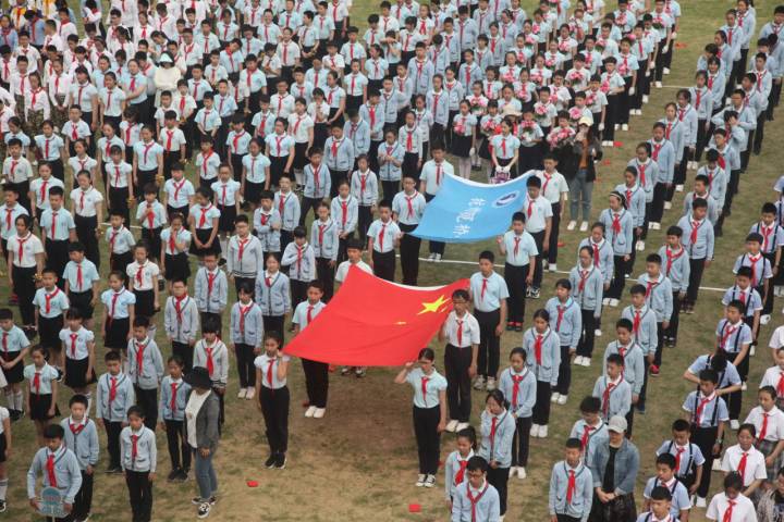 小学生足球运动会入场式教学(精彩校运会｜亚运会元素搬到了入场式，笕桥小学春季运动会脑洞大)