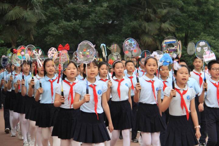 小学生足球运动会入场式教学(精彩校运会｜亚运会元素搬到了入场式，笕桥小学春季运动会脑洞大)