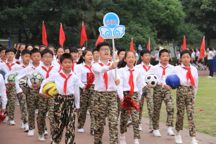 小学生足球运动会入场式教学(精彩校运会｜亚运会元素搬到了入场式，笕桥小学春季运动会脑洞大)