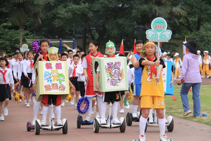 小学生足球运动会入场式教学(精彩校运会｜亚运会元素搬到了入场式，笕桥小学春季运动会脑洞大)