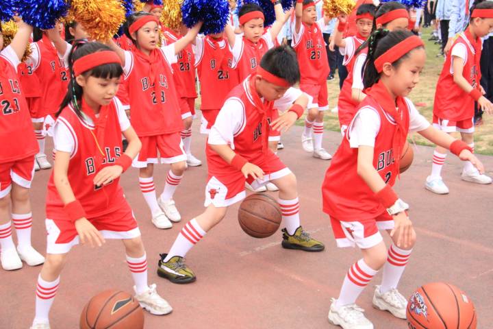 小学生足球运动会入场式教学(精彩校运会｜亚运会元素搬到了入场式，笕桥小学春季运动会脑洞大)