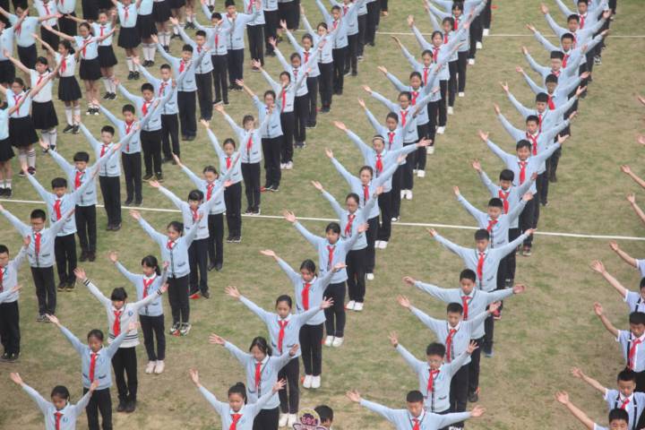 小学生足球运动会入场式教学(精彩校运会｜亚运会元素搬到了入场式，笕桥小学春季运动会脑洞大)