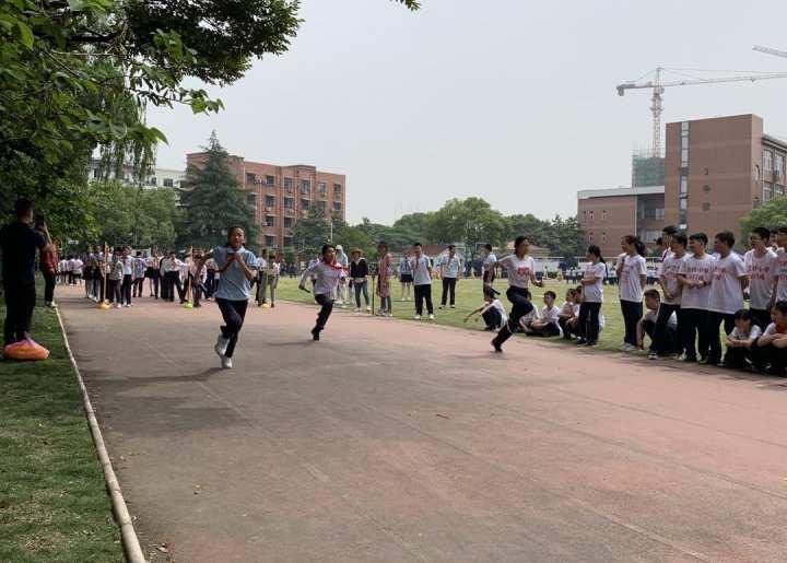 小学生足球运动会入场式教学(精彩校运会｜亚运会元素搬到了入场式，笕桥小学春季运动会脑洞大)