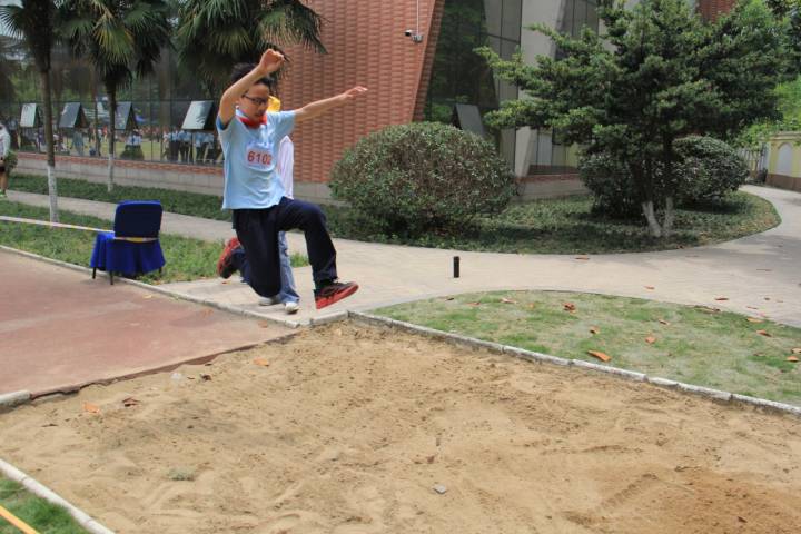 小学生足球运动会入场式教学(精彩校运会｜亚运会元素搬到了入场式，笕桥小学春季运动会脑洞大)