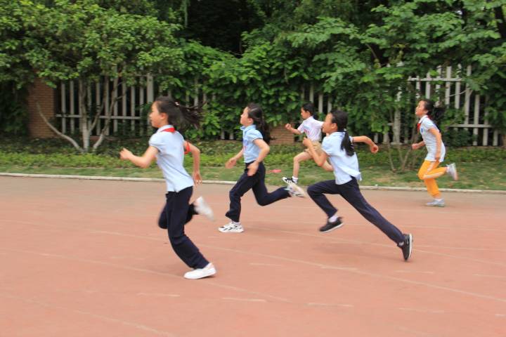 小学生足球运动会入场式教学(精彩校运会｜亚运会元素搬到了入场式，笕桥小学春季运动会脑洞大)