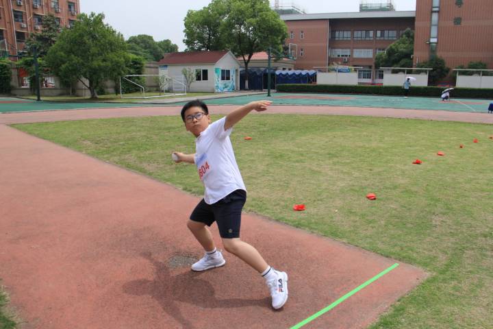 小学生足球运动会入场式教学(精彩校运会｜亚运会元素搬到了入场式，笕桥小学春季运动会脑洞大)