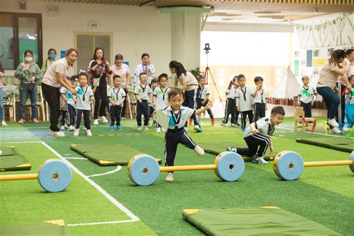 童心走向党，让成长高兴！这个幼儿园正在举行百年兴趣运动会。