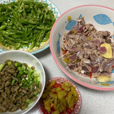 酸辣鸡杂怎么做（5步做出美味好吃的酸辣鸡杂）