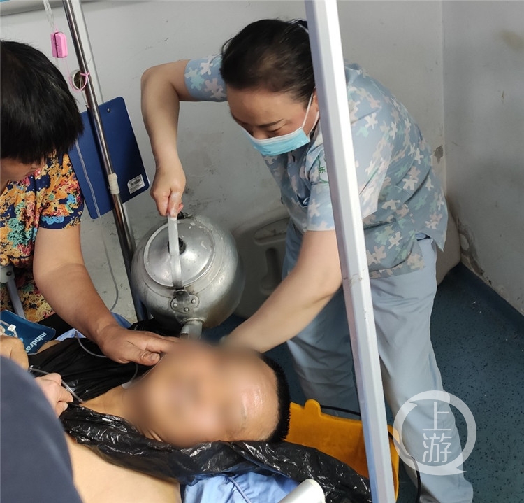 我在医院当护工丨病人出院要认她当妹妹,离开时抱着哭成泪人儿
