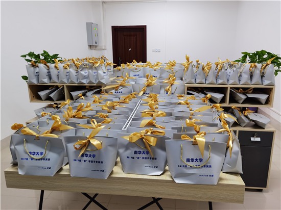 南华大学95后美女辅导员为毕业生定制礼物“八件套”，每个都有特殊寓意