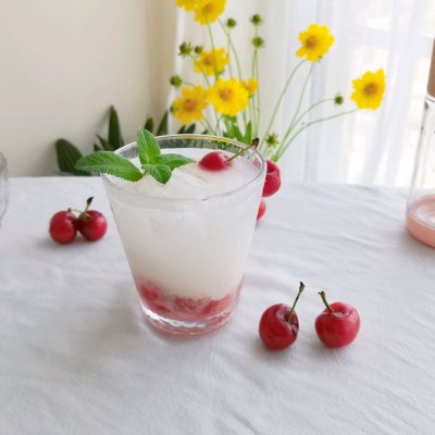 樱桃果汁的美味做法（自制高颜值樱桃气泡水冰爽饮品）
