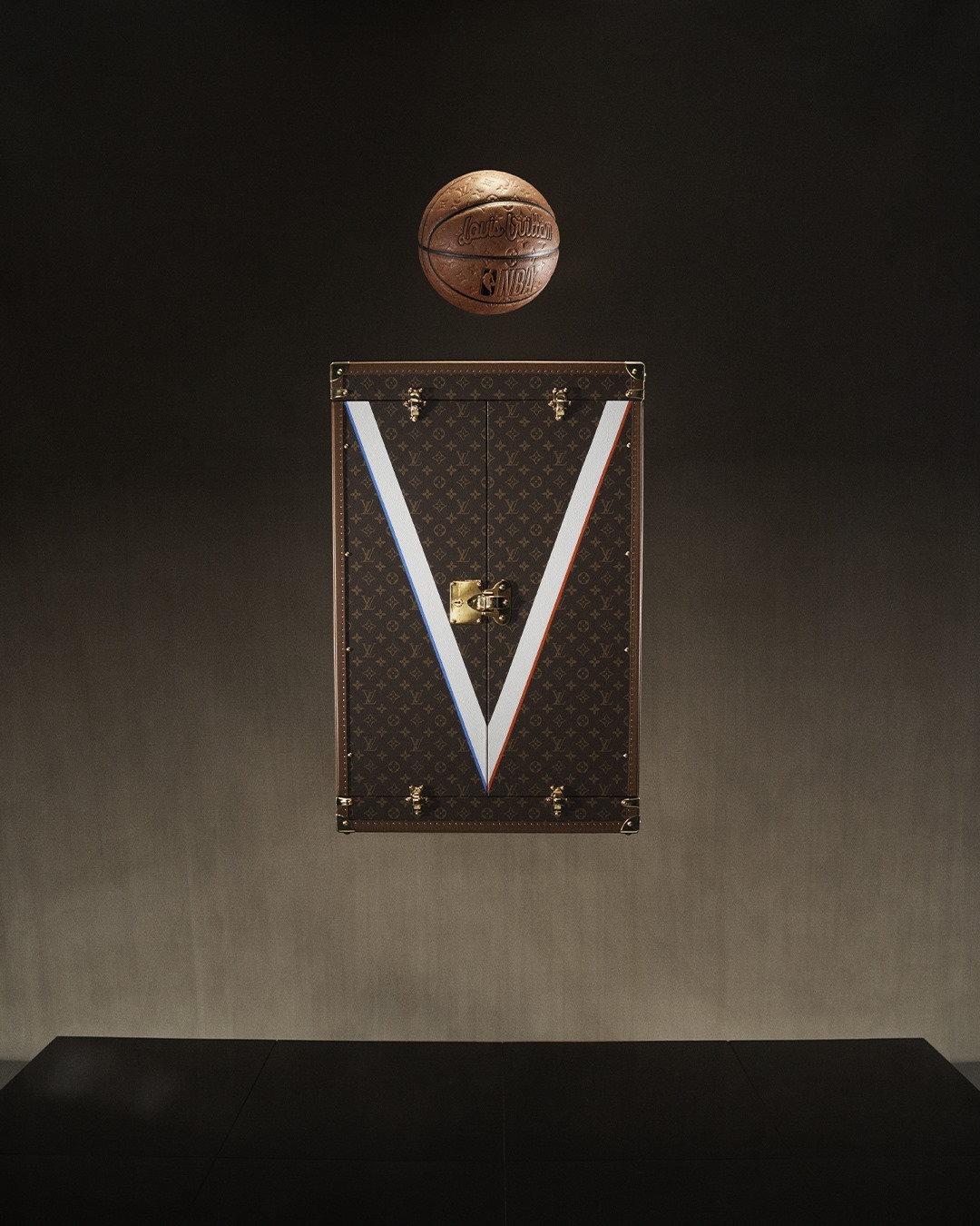 哪些衣服品牌与nba联名（满印篮球太奢华！全新 LV x NBA 合作系列现已发售）