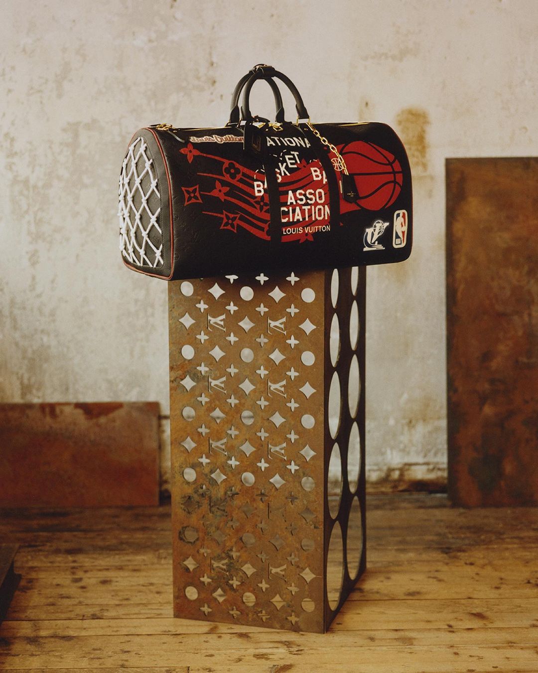 哪些衣服品牌与nba联名（满印篮球太奢华！全新 LV x NBA 合作系列现已发售）