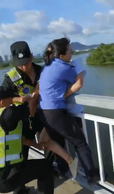 生死的瞬间！东莞女警察把自己的孩子放在一边，紧紧地抱住一个陌生的女人