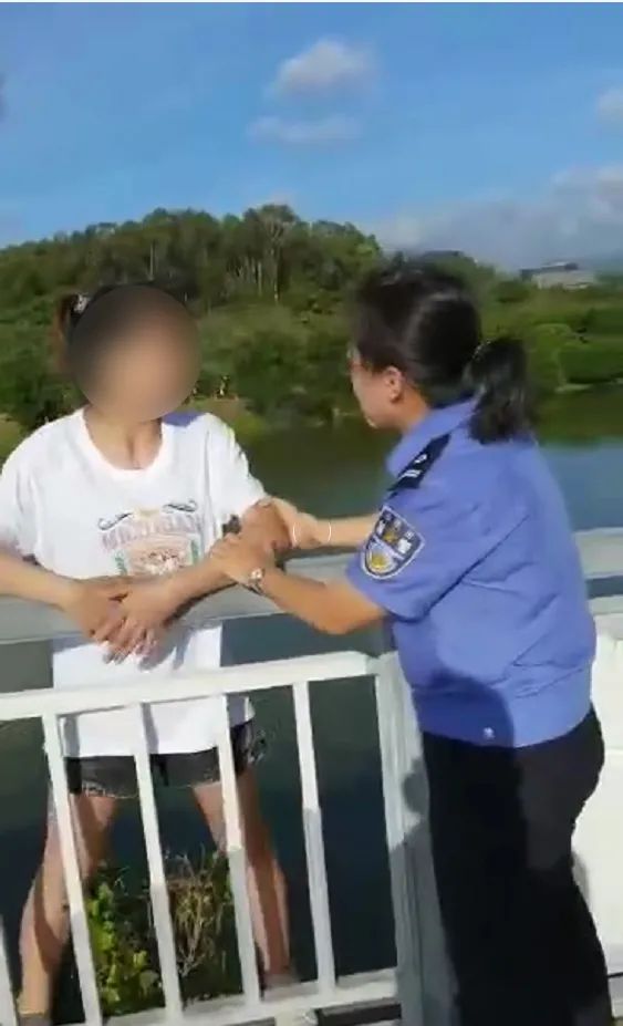 生死的瞬间！东莞女警察把自己的孩子放在一边，紧紧地抱住一个陌生的女人