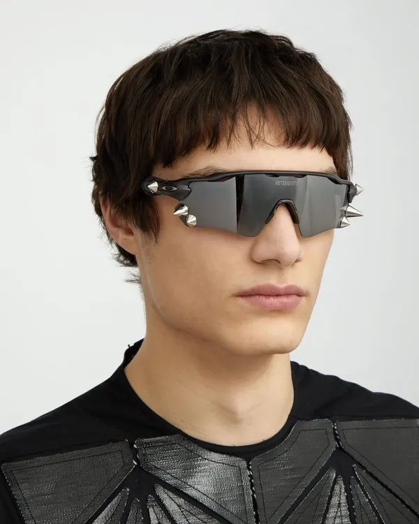 本季Balenciaga、GM等品牌中，被造型師們視為先鋒的 15 款墨鏡