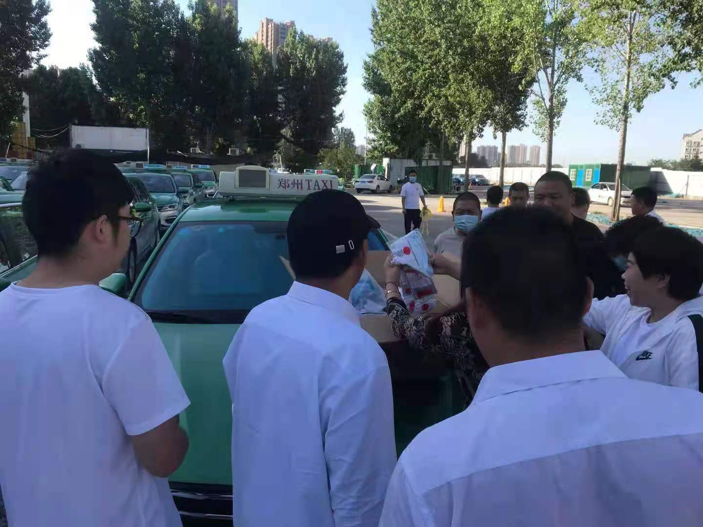 车子系上黄丝带，考生招手免费拉载