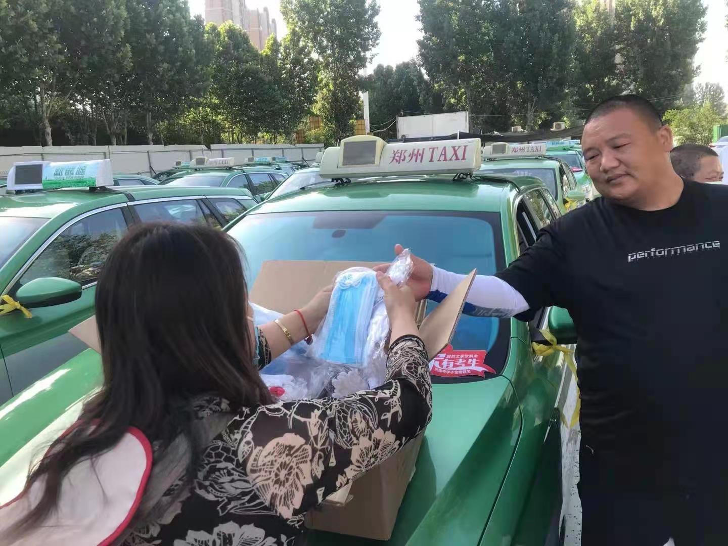 车子系上黄丝带，考生招手免费拉载