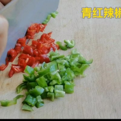 用馒头做披萨怎么做家庭做法（教你做鲜味无敌的馒头披萨）