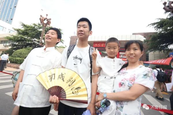 直击高考首日！现场大图来袭！一起来“陪考”吧