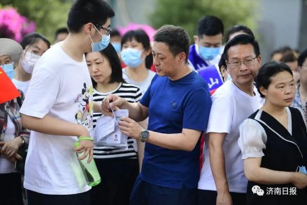 直击高考首日！现场大图来袭！一起来“陪考”吧