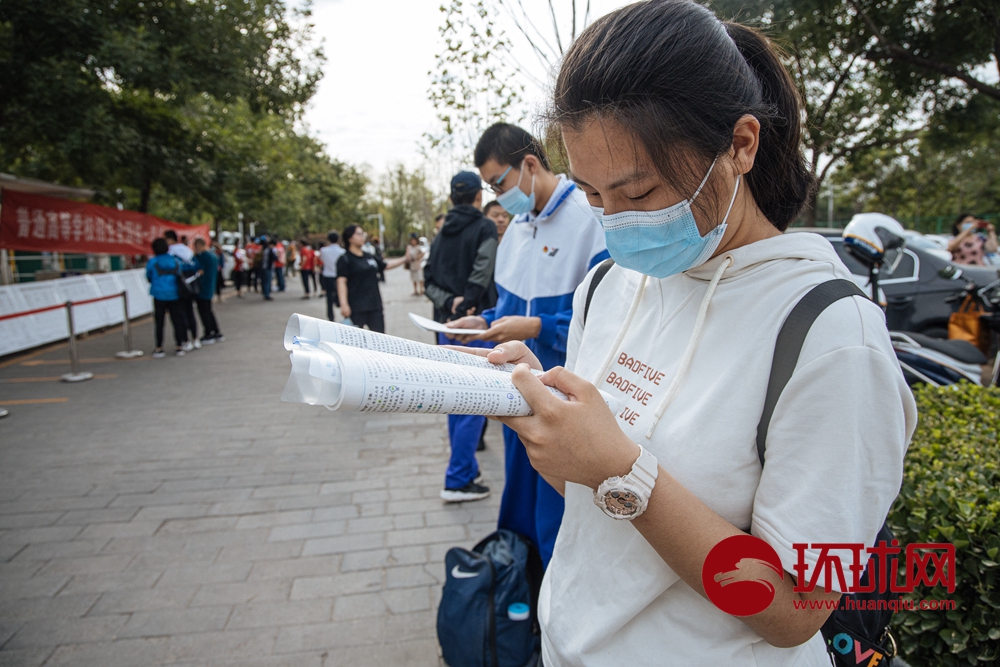直击2021高考：1078万考生走进考场，家长身着旗袍为考生加油